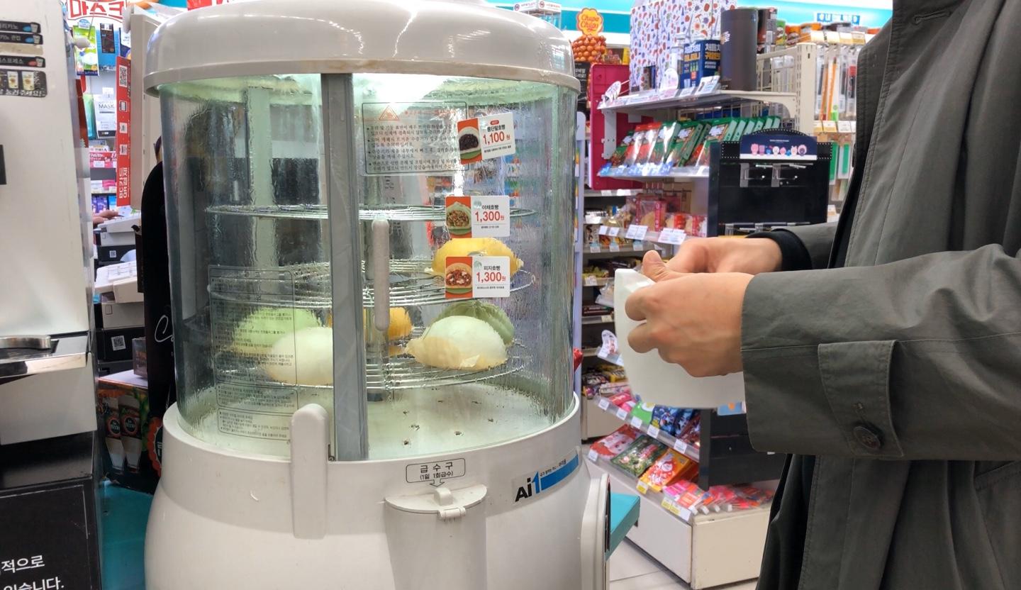 korea, hongdae, seoul, street food, korean food, travel, hongdae things to do, bungeoppang, fish-shaped pastry, fish cake, red bean bun, hoppang, korean bun, pizza, must eat, must try